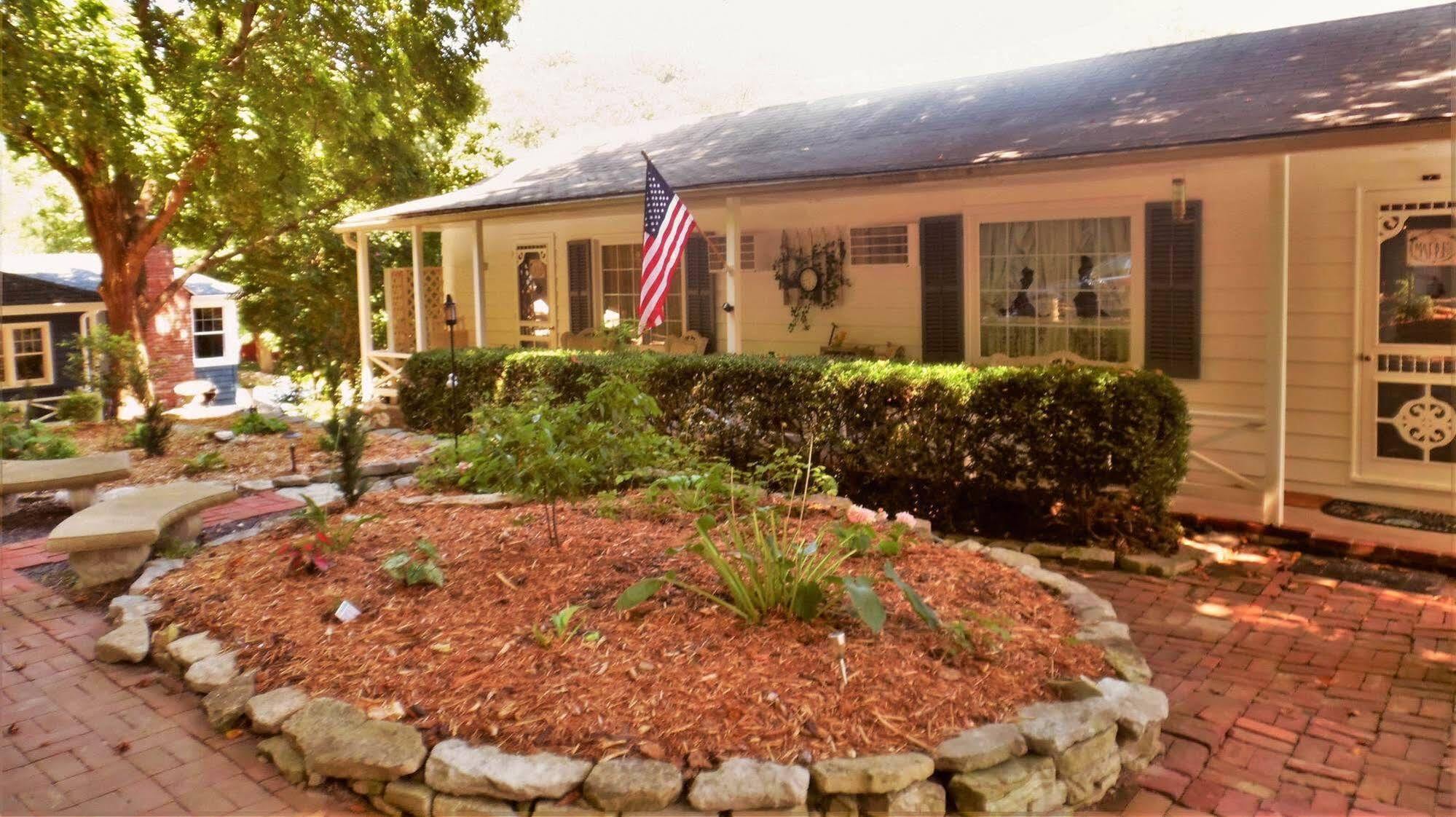 Maple Leaf Cottage Inn Elsah Bagian luar foto